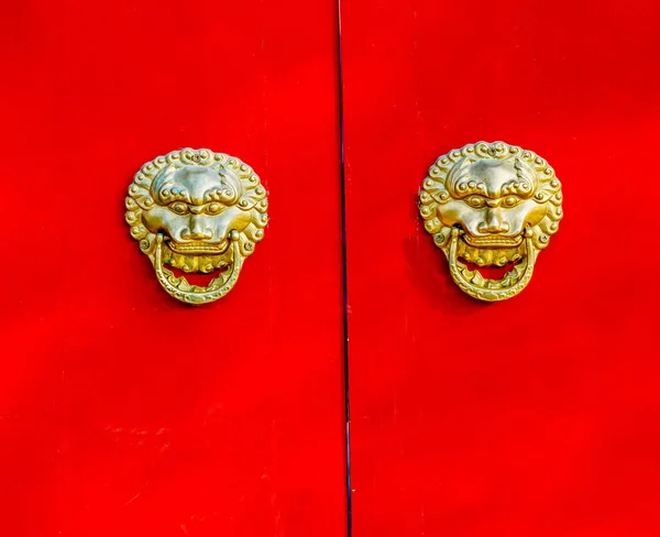 Red Door Bronze Dragon Door Knockers Yuer Hutong Neighborhood Beijing — Stock Photo, Image