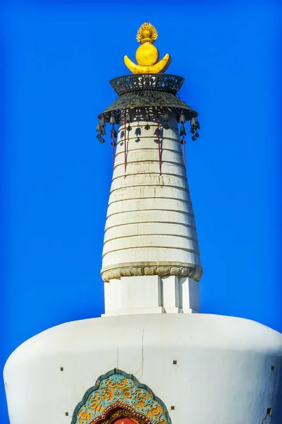 仏教白い仏舎利塔ダゴバ カラフル記念北海公園玉花島北京中国ベイハイ パークは 1000Ad で作成した公共の公園です Dalai ラムの 1600 年代に建てられた仏塔 — ストック写真