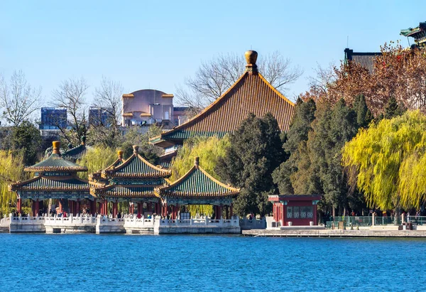 Beş Dragon pavyonlar Beihai Lake Park yeşim çiçek Adası Pekin Çin Beihai Park 1000ad içinde oluşturulan genel bir park olduğunu.