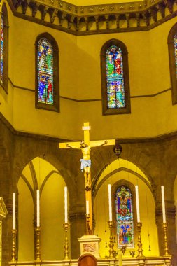 Florence, İtalya - 25 Eylül 2017 sunak büyük Maiano çapraz vitray Duomo katedral kilise Floransa İtalya. Çapraz ve vitray ifrom 1400 1500'ler için.
