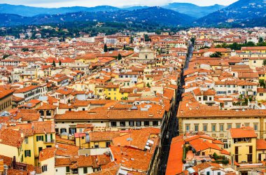 Turuncu çatı çok binalar sokaklarda Green Hills Toskana Floransa İtalya