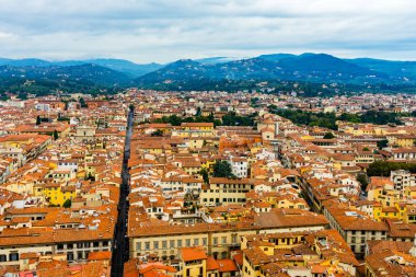 Turuncu çatı çok binalar sokaklarda Green Hills Toskana Floransa İtalya