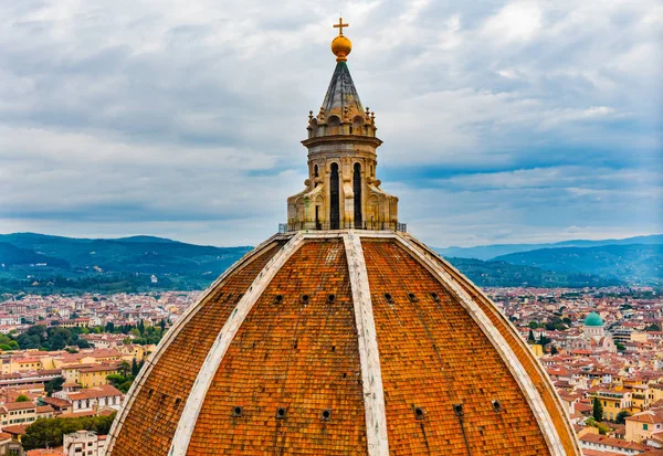 大圆顶金黄十字架大教堂大教堂教会佛罗伦萨意大利 完成1400S 正式命名大教堂 圣玛丽 — 图库照片