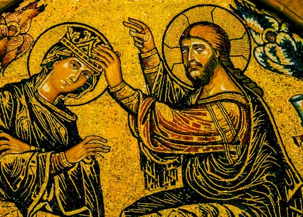 Florence, İtalya - 25 Eylül 2018 Gaddo Gaddi İsa'nın taç giyme Virgin Mary mozaik Duomo Katedrali kilise Floransa İtalya. Gaddi oluşturulan mozaik 1307