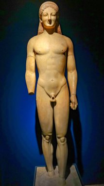 Atina, Yunanistan - 9 Mart 2018 Kourus mezar koruyucu heykel Ulusal Arkeoloji Müzesi Atina Yunanistan. M.ö. 540-530