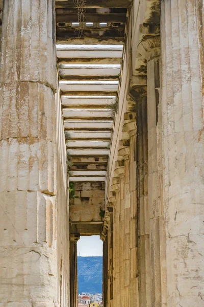 古代ヘファイストス神殿入り口の列アゴラ市場の場所アテネ ギリシャ アゴラ設立職人 449年紀元前から加工 後で教会の神寺 世紀紀元前 — ストック写真