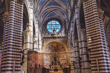 Siena, İtalya - 26 Eylül 2017 Basilica sunak NEF gül pencere vitray katedral kilise Siena İtalya. 1215 1263 için tamamlandı Katedrali.