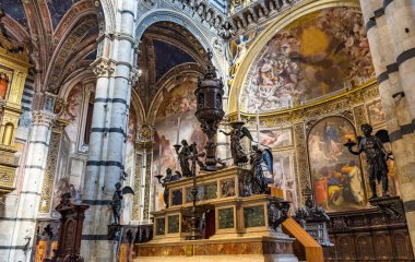Siena, İtalya - 26 Eylül 2017 Basilica vitray katedral kilise Siena İtalya. 1215 1263 için tamamlandı Katedrali.