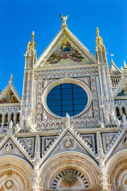 Cephe dış Towers mozaik katedral kilise Siena İtalya. 1215 1263 için tamamlandı Katedrali.