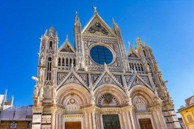 Cephe dış Towers mozaik katedral kilise Siena İtalya. 1215 1263 için tamamlandı Katedrali.
