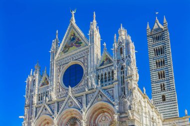 Cephe dış Towers mozaik katedral kilise Siena İtalya. 1215 1263 için tamamlandı Katedrali.