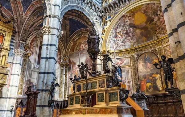 Siena, İtalya - 26 Eylül 2017 Basilica vitray katedral kilise Siena İtalya. 1215 1263 için tamamlandı Katedrali.