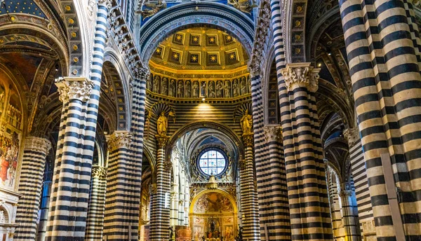 シエナ イタリア 2017 日大聖堂の身廊のバラ窓ステンド グラス大聖堂教会シエナ イタリアをアーチします 1215 1263 に竣工した大聖堂 — ストック写真