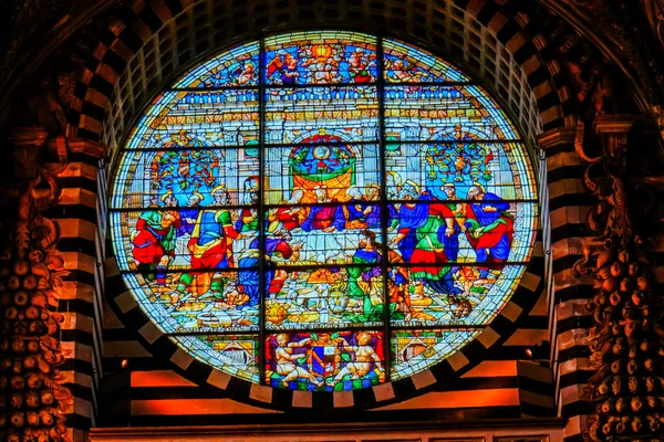 耶稣基督最后的晚餐玫瑰窗彩绘玻璃大教堂教堂锡耶纳意大利 完成时间为1215至1263年 玻璃从1288 — 图库照片