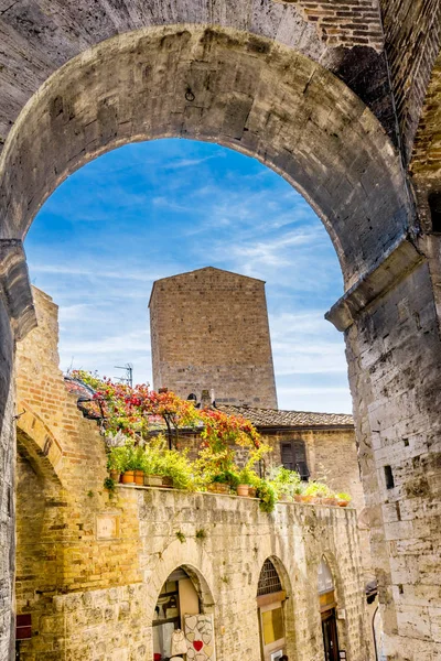 Ortaçağ Taş Kemer Kule Dar Sokak Mağaza Yaprakları San Gimignano — Stok fotoğraf