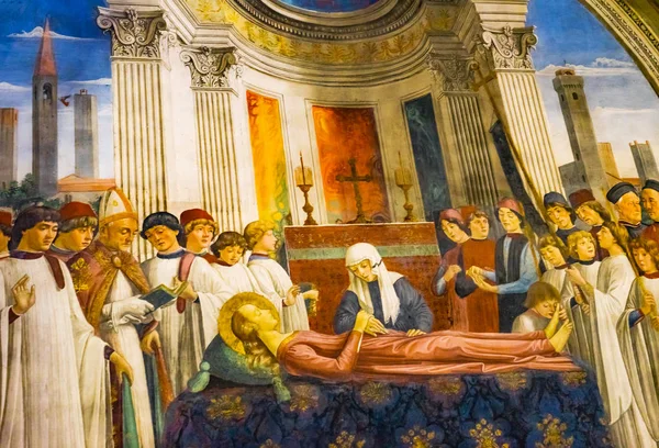 San Gimignano, İtalya - 26 Eylül 2017 cenaze Saint Fina Ortaçağ Rönesans fresk Collegiate Kilisesi Santa Maria Assunta San Gimignano Toskana İtalya. Domenico Ghirlandaio 1477