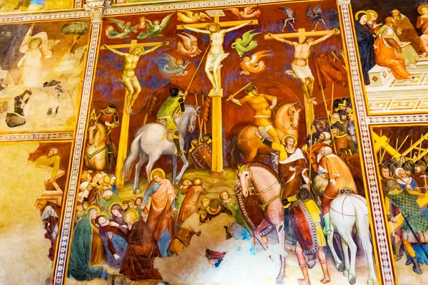ジミニャーノ イタリア 2017 日イエス キリストはりつけ中世ルネサンス フレスコ画教会サンタ マリア アッスンタ教会サン ジミニャーノ イタリア — ストック写真