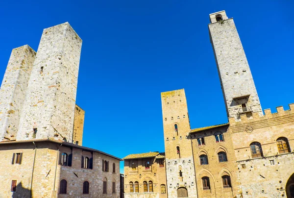 Cugansei Ortaçağ taş kuleleri San Gimignano Toskana İtalya