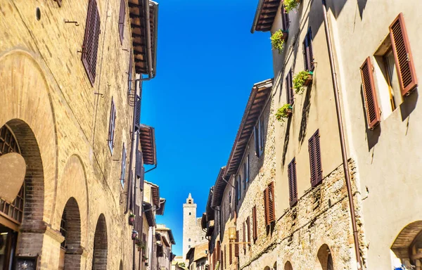 Ortaçağ taş kule antik binalar kenti San Gimignano Toskana İtalya. Üzüm bağları alanları Hill Town
