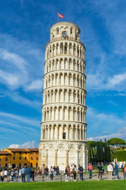 Pisa, İtalya - 26 Eylül 2017 Leaning Tower turist Campanile Piazza del Miracoli katedral Pisa Toskana İtalya. 1100S tamamlandı. 