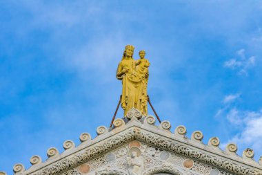 Meryem Ana bebek Jesus Statue çatı katedral Meryem Ana Piazza del Miracoli Pisa Toskana İtalya. 1100S tamamlandı.