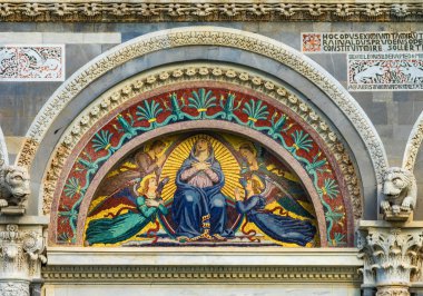 Meryem Ana melekler Meryem Ana Piazza del Miracoli Pisa Toskana İtalya cephe katedral mozaik. 1100S tamamlandı.