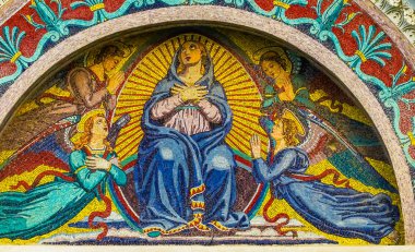 Meryem Ana melekler Meryem Ana Piazza del Miracoli Pisa Toskana İtalya cephe katedral mozaik. 1100S tamamlandı.