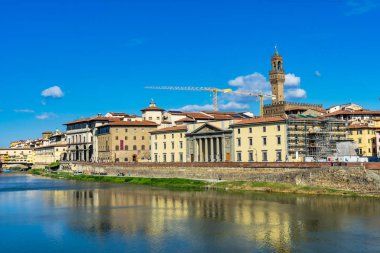 Ponte Palazzo Vecchio Arno Nehri Floransa Toskana İtalya. 1300'ler içinde inşa Palazzo Vecchio Florence siyasi merkezi geldi.