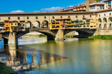 Ponte Vecchio Köprüsü yansımaları Arno Nehri Floransa Toskana İtalya. Aslen 1345 içinde yeniden Roma döneminde inşa edilen köprü. 