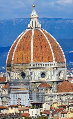 Büyük kubbe Golden Cross Duomo Katedrali kilise Floransa Toskana İtalya. 1400s bitmiş. Resmi adı Katedrali di Santa Maria del Fiore.