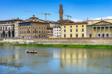 Florence, İtalya - 27 Eylül 2017 Palazzo Vecchio Arno Nehri Floransa Toskana İtalya. 1300'ler içinde inşa Palazzo Vecchio Florence siyasi merkezi geldi.