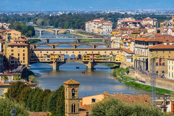 アルノ川の橋ポンテ ヴェッキオ フィレンツェ トスカーナ イタリア ヴェッキオ橋はもともと 1345 に再建されたローマ時代に建て — ストック写真