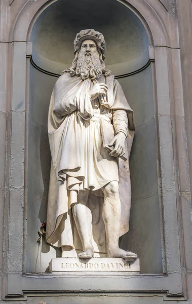 Leonardo Vinci Standbeeld Uffizi Gallery Florence Toscane Italie Standbeeld Door — Stockfoto