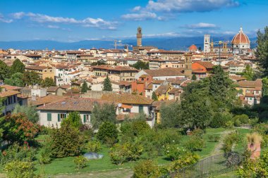 Yeşil bahçe Palazzo Vecchio Duomo Cityscape genel bakış Floransa Toskana İtalya.  