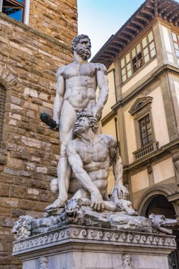 Herkül Cacus canavar heykel Piazza Signoria Palazzo Vecchio Floransa Toskana İtalya. Baccio Bandinelli'nin Herkül heykeli 1500'ler yaratılmıştır.