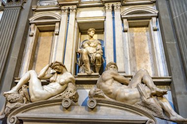 Florence, İtalya - 27 Eylül 2017 Michelangelo heykel 1520 gün ve gece Medici Şapel San Lorenzo Medici kilise Floransa Toskana İtalya. Aile Kilisesi Medici ailesinin