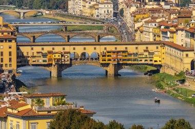 Ponte Vecchio Köprüsü yansımaları Arno Nehri Floransa Toskana İtalya. Aslen 1345 içinde yeniden Roma döneminde inşa edilen köprü. 