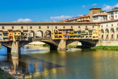 Ponte Vecchio Köprüsü yansımaları Arno Nehri Floransa Toskana İtalya. Aslen 1345 içinde yeniden Roma döneminde inşa edilen köprü. 