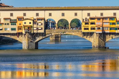 Ponte Vecchio Köprüsü yansımaları Arno Nehri Floransa Toskana İtalya. Aslen 1345 içinde yeniden Roma döneminde inşa edilen köprü. 
