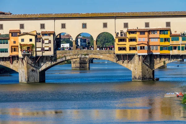 フィレンツェ イタリア 2017 日ポンテ ヴェッキオ橋反射アルノ川フィレンツェ トスカーナ イタリア 1345 年に再建された ローマ時代に建て — ストック写真