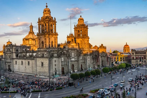 Mexico City, Meksika - 31 Aralık 2018 Büyükşehir Katedrali ve Başkan'ın Sarayı içinde Zocalo, merkezi Mexico City Meksika öğleden sonra