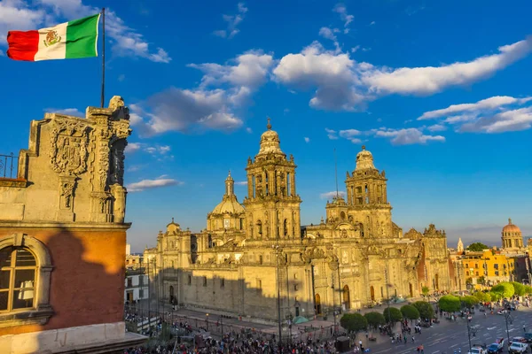 Mexikanska Flaggan Metropolitan Cathedral Och Presidentens Palats Zocalo Center Mexico — Stockfoto