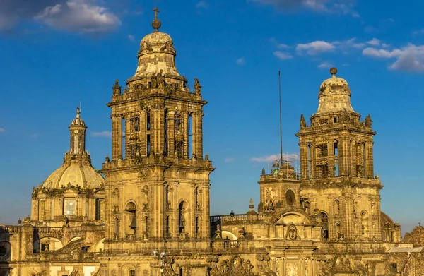 墨西哥城中心佐卡洛的大都会大教堂和总统府下午 — 图库照片