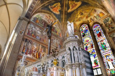 Florence, İtalya - 17 Eylül 2017 melek haç İncille vitray Chapel Santa Maria Novella kilise Floransa İtalya taş. İlk kilise Floransa 1357 kurdu