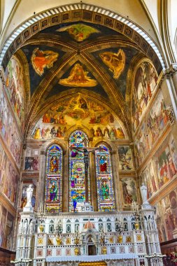 Florence, İtalya - 17 Eylül 2017 melek haç İncille vitray Chapel Santa Maria Novella kilise Floransa İtalya taş. İlk kilise Floransa 1357 kurdu