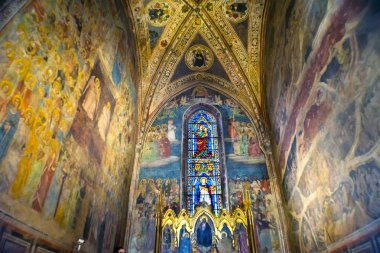 Florence, İtalya - 17 Eylül 2017 mihrabını Kurtarıcı İsa Mesih freskler, statined cam pencere, Strozzi Şapel Santa Maria Novella Kilisesi Floransa İtalya. Andrea Orcagna 1357 ilk Kilisesi Floransa'da oluşturulan mihrabını 1357 kurdu