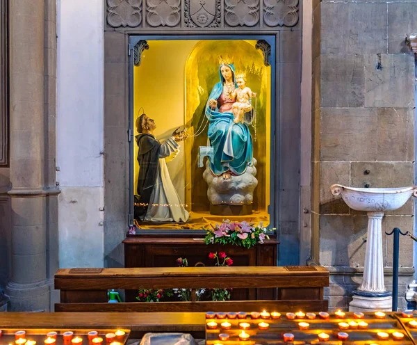佛罗伦萨 意大利 2017年9月17日圣母玛利亚婴儿耶稣冠雕像蜡烛教堂圣玛丽亚诺韦拉教堂佛罗伦萨意大利 佛罗伦萨第一座教堂成立于1357年 — 图库照片