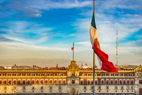 Meksykańskiej Flagi Prezydenckiego Pałacu Balkonem Pomnik Zocalo Meksyk Meksyk Pałac — Zdjęcie stockowe