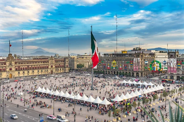 Mexico City, Meksika - 2 Ocak 2019 Cumhurbaşkanlığı Sarayı Zocalo, bayrak Noel Mexico City Meksika Zocalo 