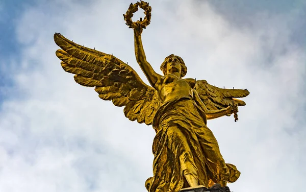 墨西哥墨西哥城太阳下的金天使独立纪念碑 建于1910年庆祝战争在19世纪初 导致独立1800S — 图库照片